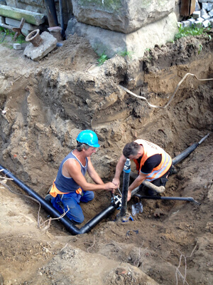 Nasi pracownicy kończą prace przy nowej sieci wodno - kanalizacyjnej 